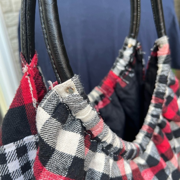 Vintage flannel left red and white checked hobo style vegan leather handle bag - Picture 3 of 5